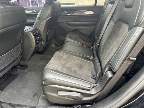 Used 2023 Jeep Grand Cherokee L Laredo image 21