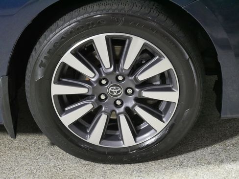 Used 2018 Toyota Sienna XLE w/ XLE Navigation Package image 15