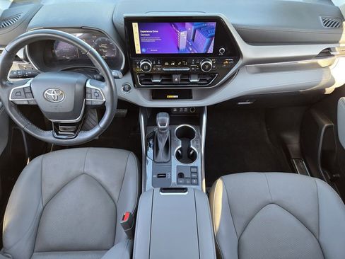 Used 2023 Toyota Highlander Limited image 32
