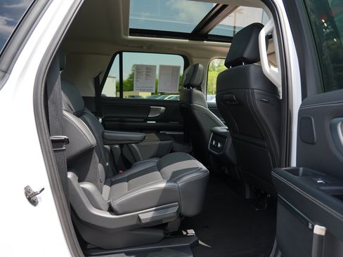 Used 2025 Ford Expedition Max Platinum w/ Driver's Package AWD/4WD image 32