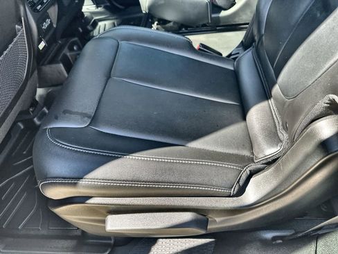 Used 2022 Jeep Grand Cherokee L Limited w/ Black Appearance Package image 17