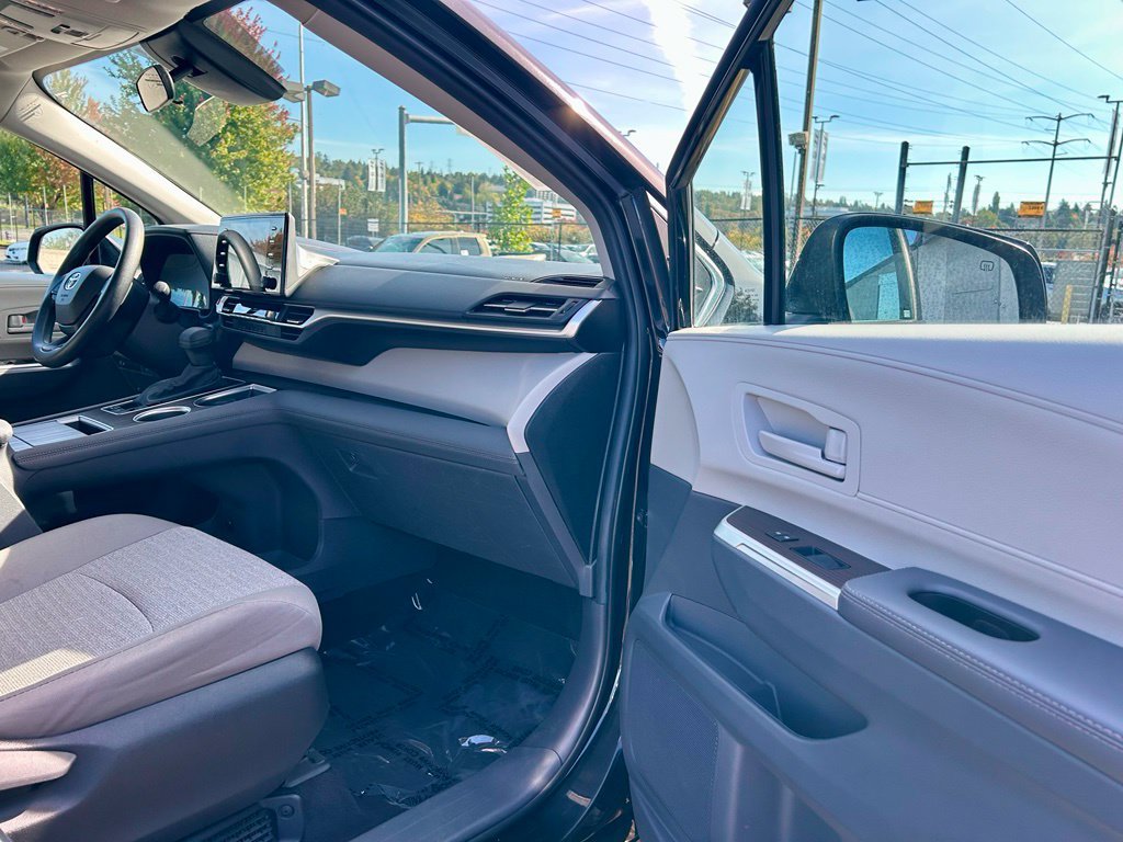 Certified 2024 Toyota Sienna LE AWD/4WD image 17