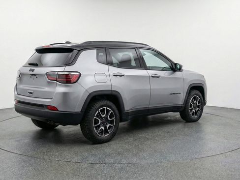 Used 2025 Jeep Compass Trailhawk AWD/4WD image 9