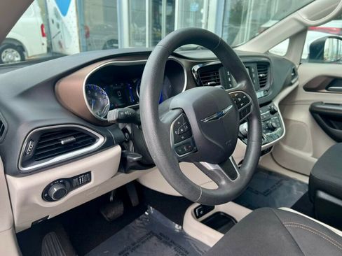 Used 2017 Chrysler Pacifica LX w/ Tire & Wheel Group FWD image 12