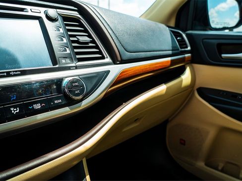 Used 2018 Toyota Highlander Limited FWD image 21