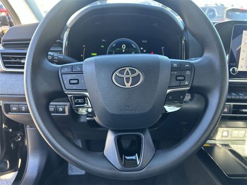 Used 2025 Toyota Camry LE w/ Convenience Package image 19