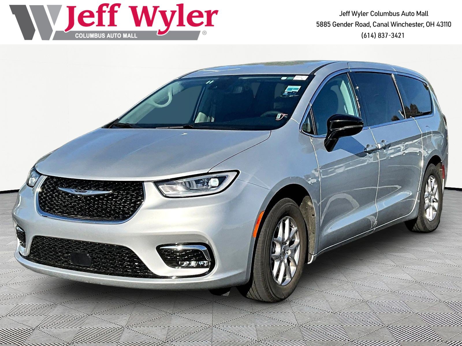 Used 2024 Chrysler Pacifica Touring-L FWD image 1