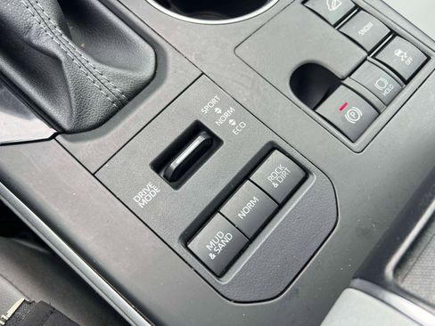 Used 2024 Toyota Highlander XLE image 12