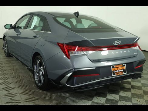 Used 2025 Hyundai Elantra Limited FWD image 17