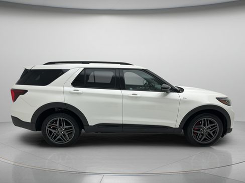 Used 2025 Ford Explorer ST-Line w/ ST-Line Street Pack AWD/4WD image 5