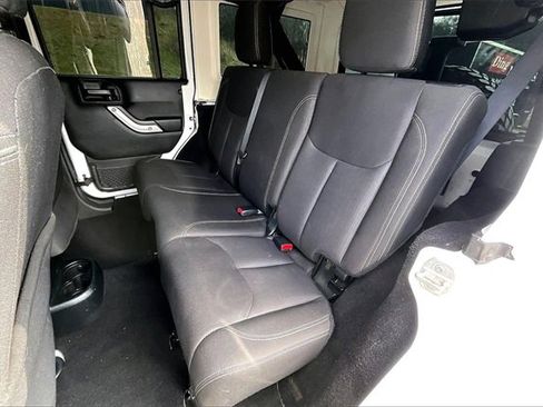 Used 2018 Jeep Wrangler Unlimited Sahara w/ Connectivity Group image 18