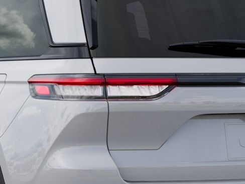 New 2025 Jeep Grand Cherokee Altitude image 24