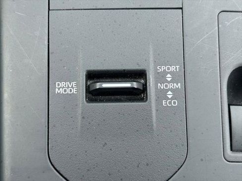 Certified 2025 Toyota Highlander XLE FWD image 30