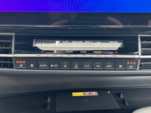 Used 2025 Toyota Sienna Platinum image 34