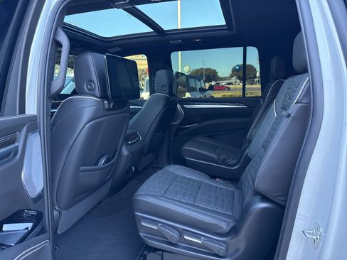 Used 2025 Cadillac Escalade ESV V image 8