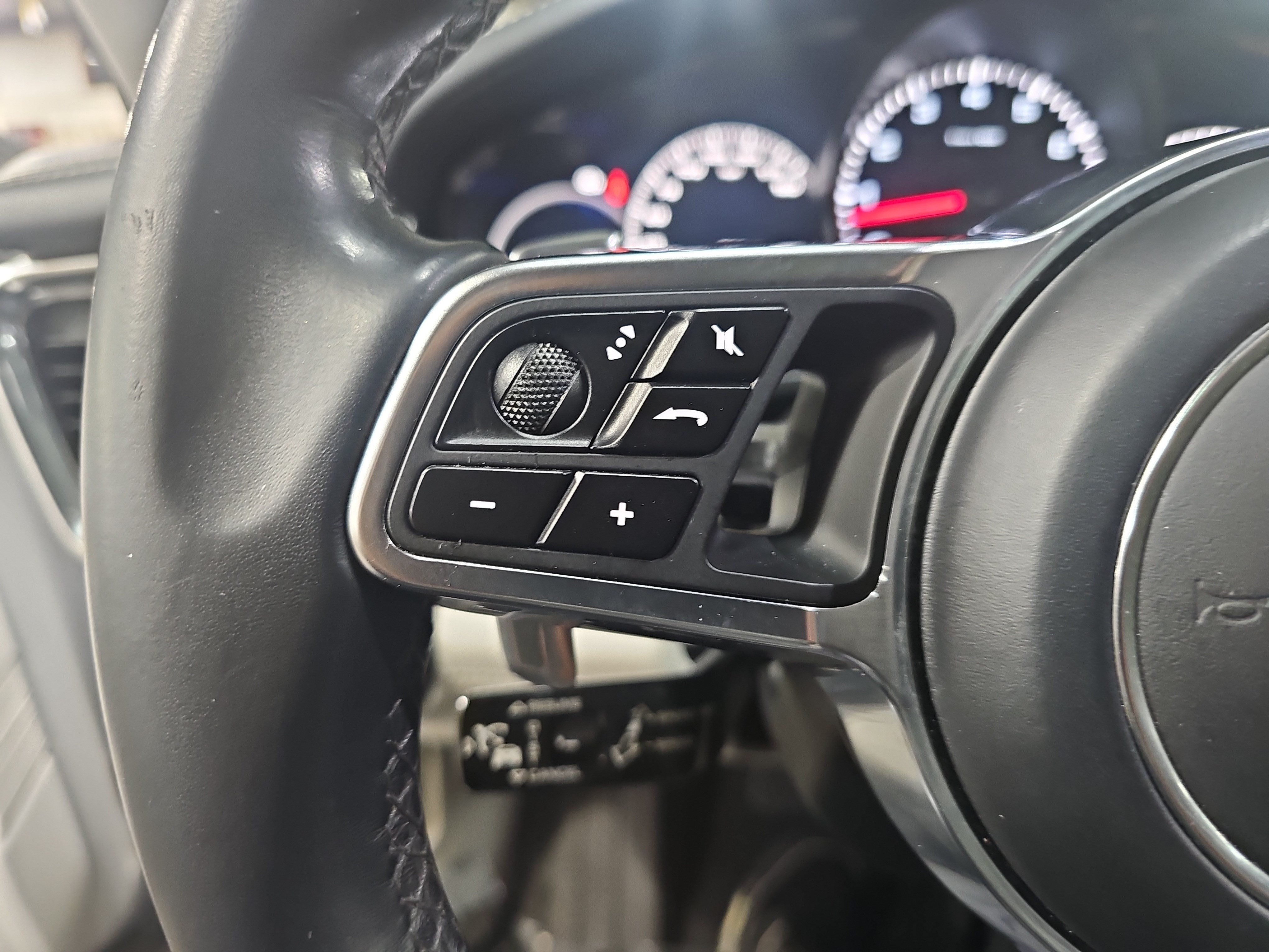 Used 2018 Porsche Panamera 4 AWD/4WD image 17
