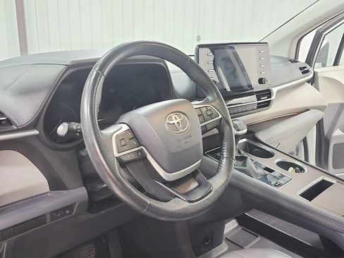 Used 2021 Toyota Sienna XLE FWD image 19