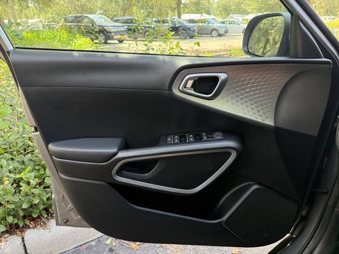 Used 2025 Kia Soul LX w/ LX Technology Package FWD image 19