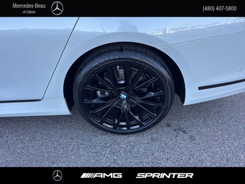Used 2022 BMW 740i w/ M Sport Package RWD image 9