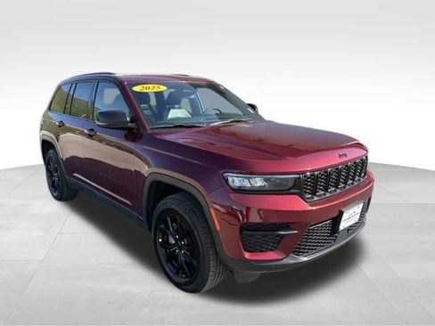 Used 2025 Jeep Grand Cherokee Altitude AWD/4WD image 8