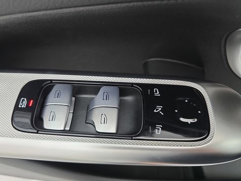 Used 2025 Mercedes-Benz GLC 300 image 28