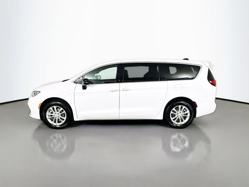 New 2026 Chrysler Pacifica Select image 4