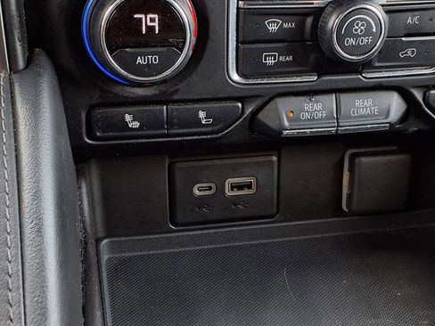 Used 2021 Chevrolet Suburban Z71 w/ Luxury Package image 10