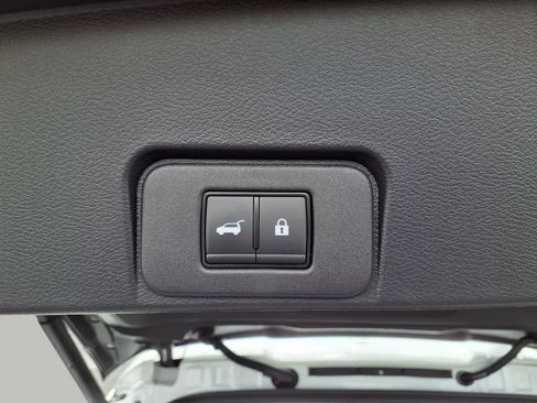 Used 2025 Nissan Rogue SL AWD/4WD image 40