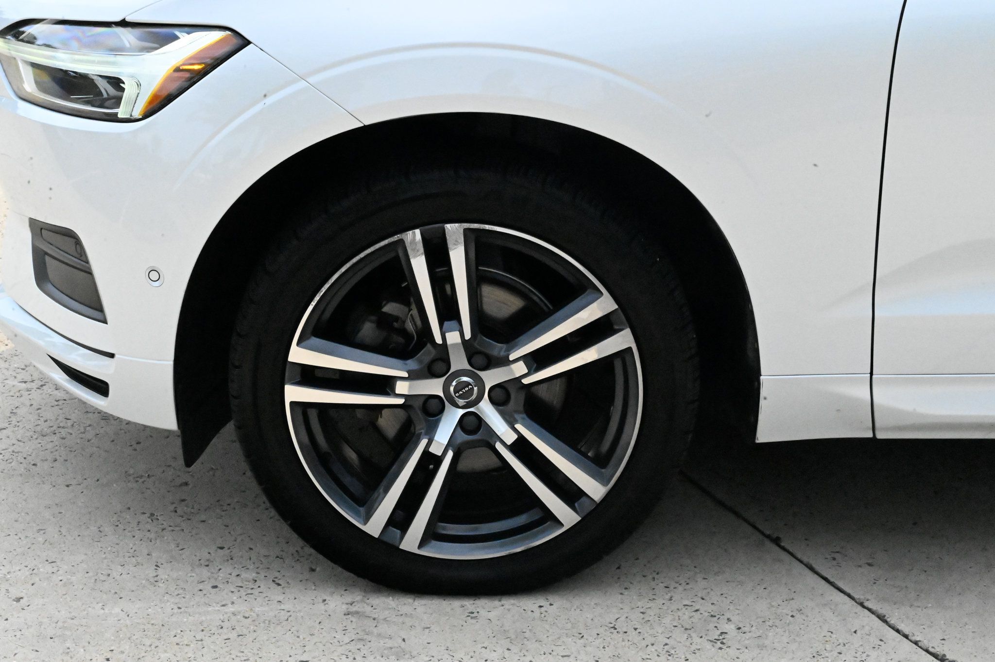Used 2019 Volvo XC60 T5 Momentum w/ Multimedia Package AWD/4WD image 9