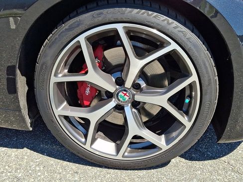 Used 2018 Alfa Romeo Giulia Ti Sport w/ Quick Order Package 22S Sport AWD/4WD image 11