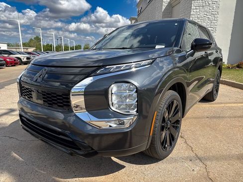 New 2026 Mitsubishi Outlander LE FWD image 3