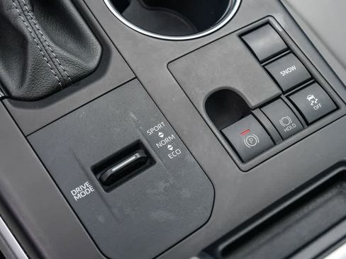 Used 2023 Toyota Highlander XLE FWD image 21