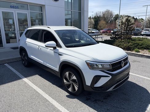 Used 2024 Volkswagen Taos SE image 3