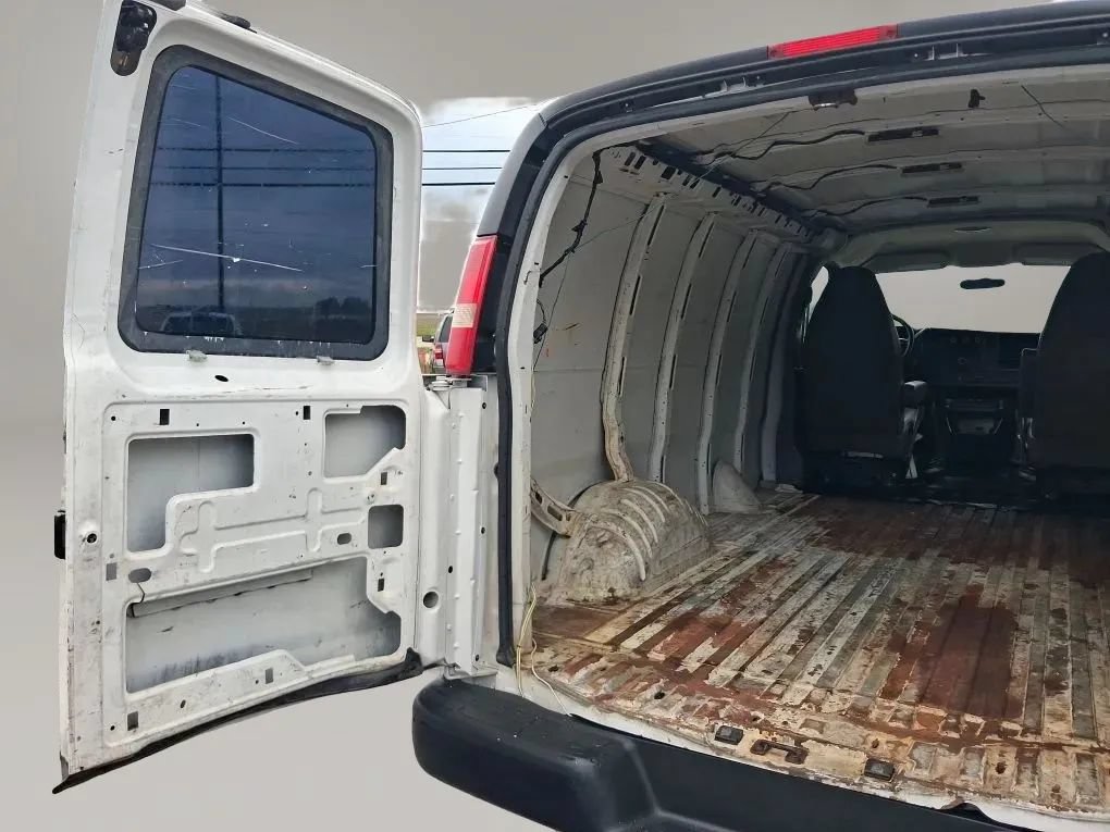 Used 2015 Chevrolet Express 2500 RWD image 16