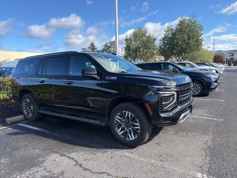 Used 2025 Chevrolet Suburban Z71 image 3