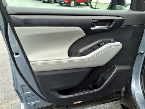 Used 2023 Toyota Highlander XLE FWD image 18