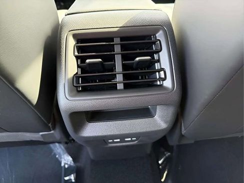 New 2026 Volkswagen Tiguan SE FWD image 8