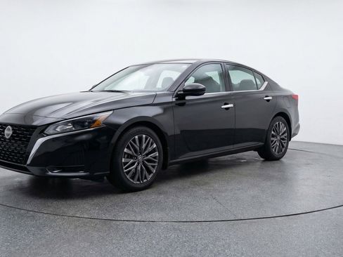 Used 2025 Nissan Altima 2.5 SV FWD image 3