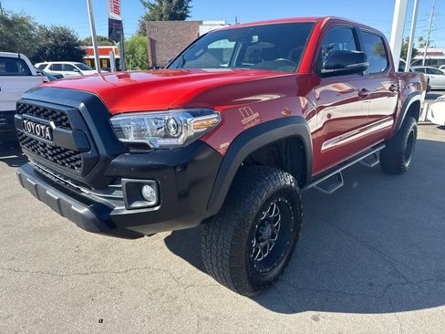 Used 2018 Toyota Tacoma TRD Off-Road w/ Technology Package AWD/4WD image 2