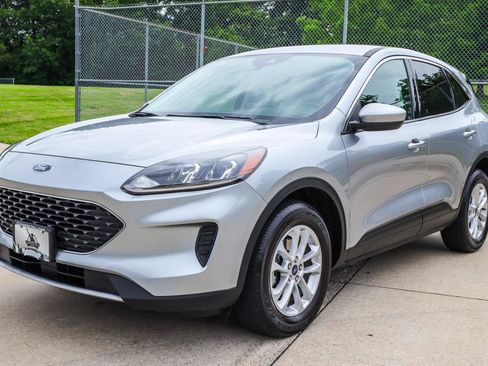 Used 2021 Ford Escape SE w/ Cold Weather Package AWD/4WD image 3
