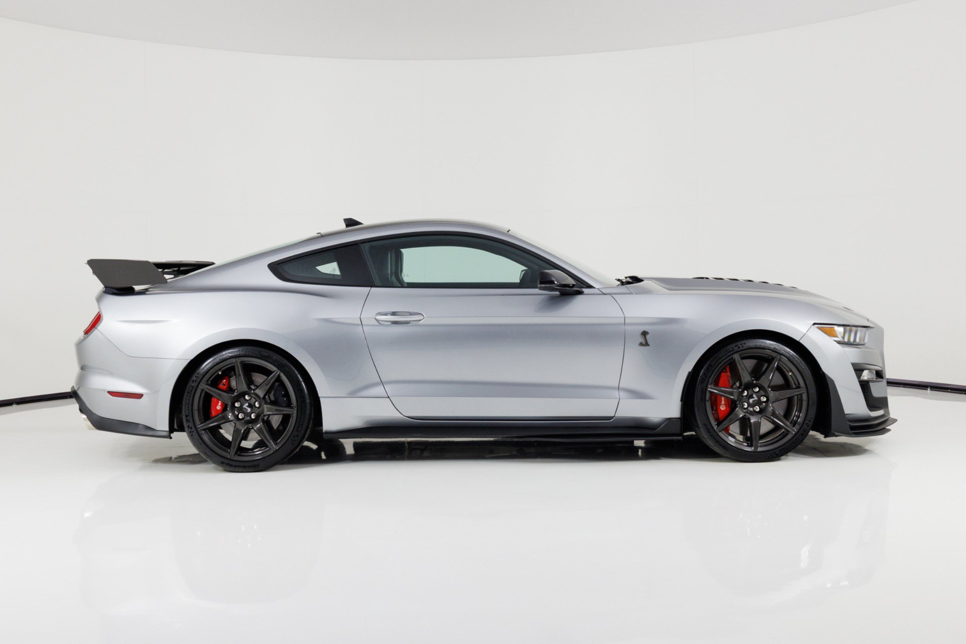 Used 2021 Ford Mustang Shelby GT500 w/ Carbon Fiber Track Pack RWD image 2