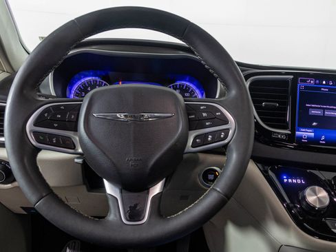 Used 2024 Chrysler Pacifica Touring-L image 27