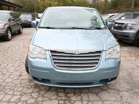 Used 2010 Chrysler Town & Country Touring image 3