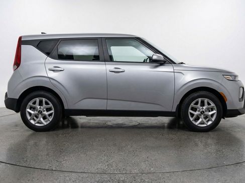 Used 2025 Kia Soul LX w/ LX Technology Package image 11