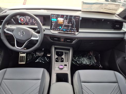 New 2026 Volkswagen Tiguan SE R-Line FWD image 9