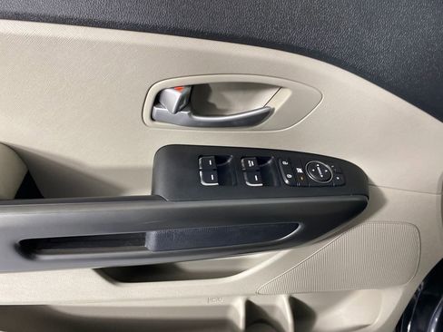 Used 2019 Kia Sedona LX image 11