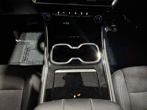 Used 2024 Chevrolet Traverse LT image 21