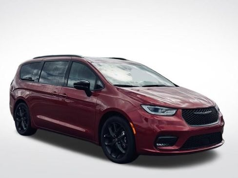 Used 2025 Chrysler Pacifica Limited FWD image 4