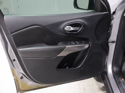 Used 2019 Jeep Cherokee Limited AWD/4WD image 13