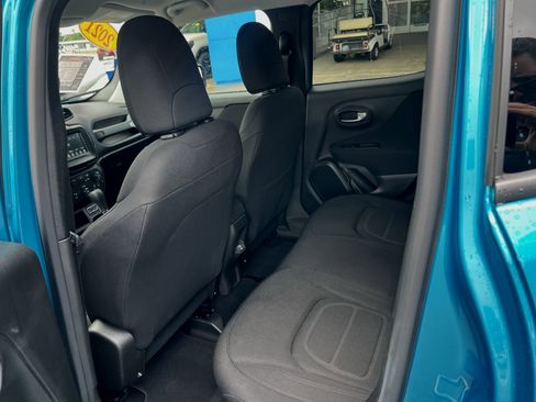 Used 2021 Jeep Renegade Latitude FWD image 3